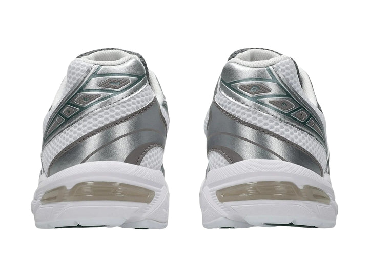 Tenis deportivos ASICS Gel-1130 color blanco con detalles en verde oscuro y plateado.