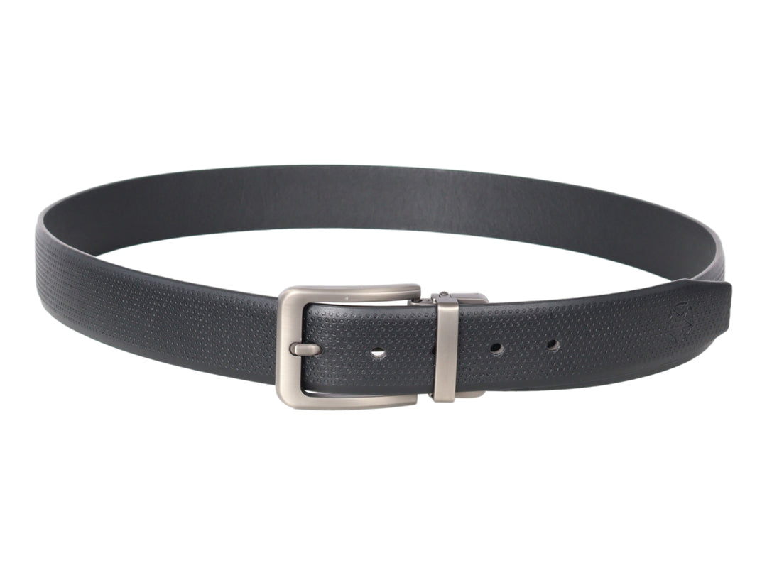 Cinturón negro texturizado con hebilla metálica gris.