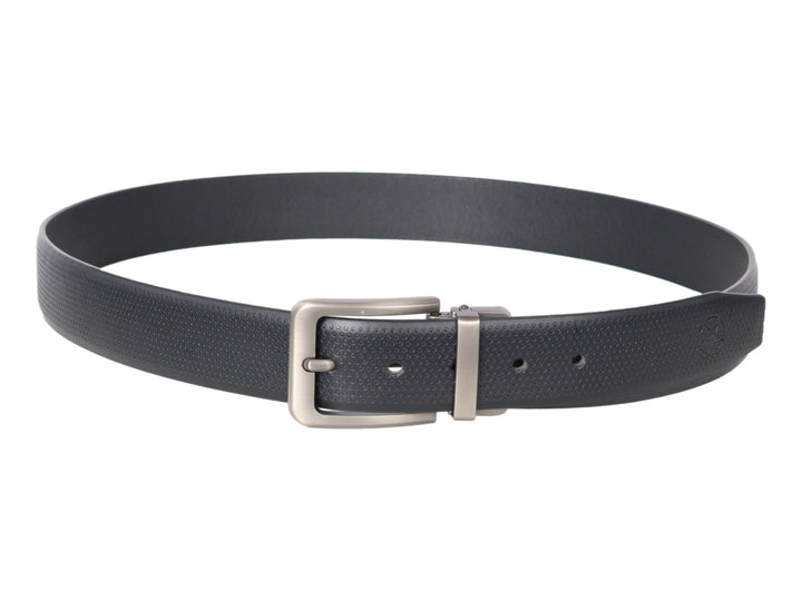 Cinturón negro texturizado con hebilla metálica gris.