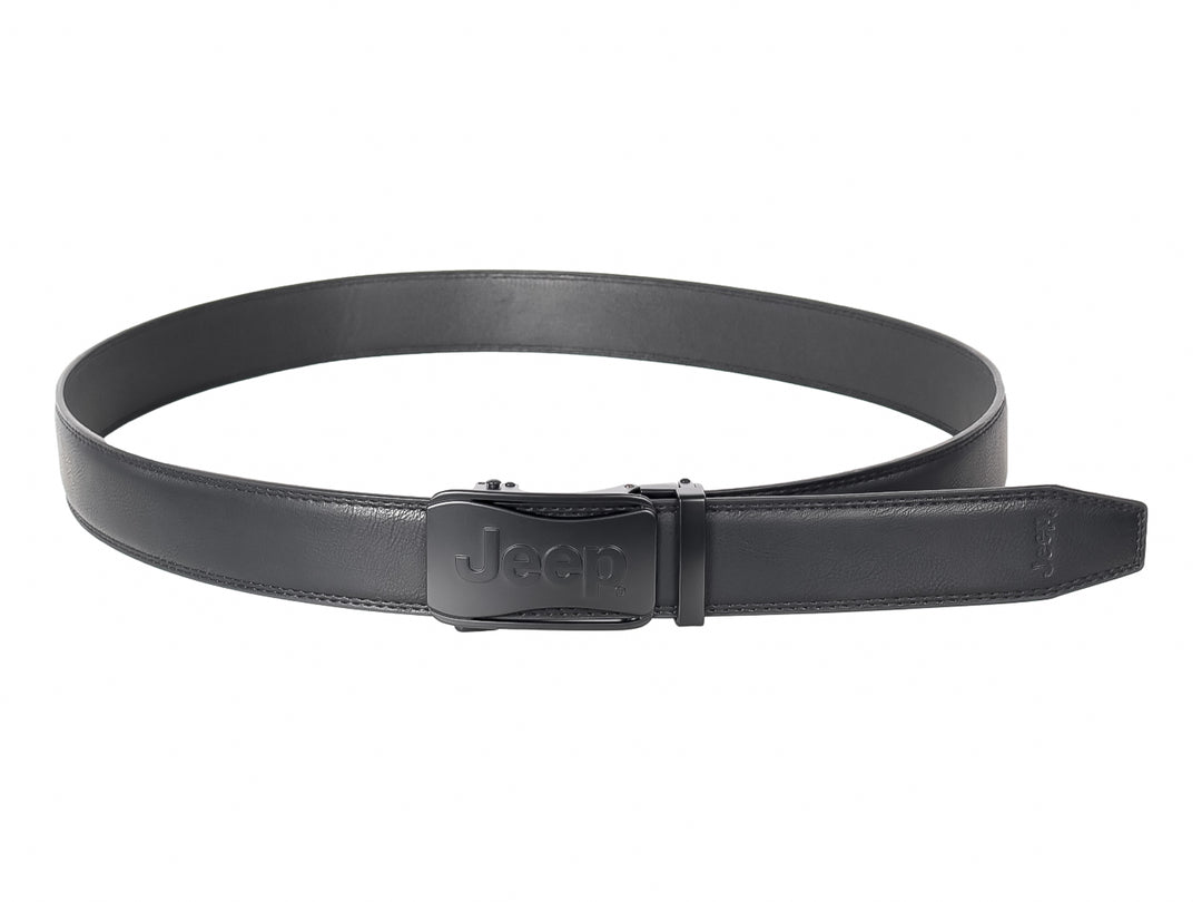 Cinturón negro de la marca Jeep con hebilla frontal grabada.
