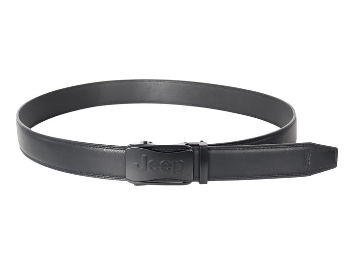 Cinturón negro de la marca Jeep con hebilla frontal grabada.
