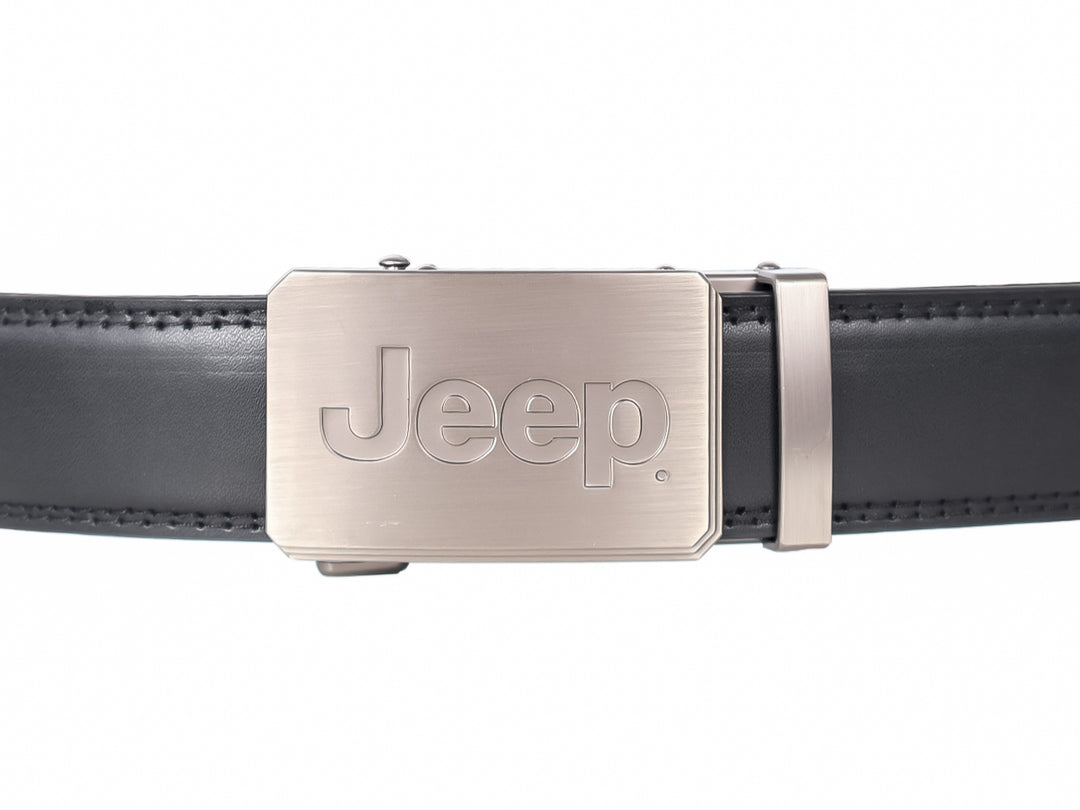 Cinturón negro de la marca Jeep con hebilla metálica plateada.