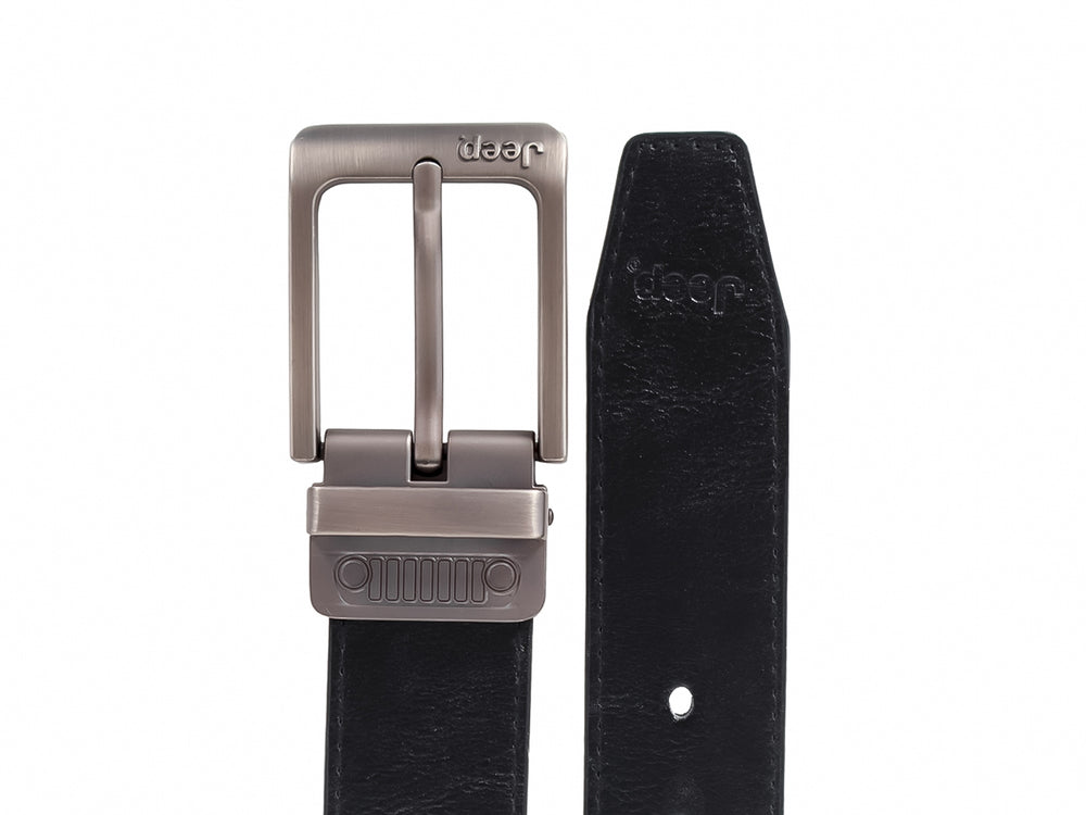 Cinturón negro de marca Jeep con hebilla metálica rectangular sobre fondo blanco.