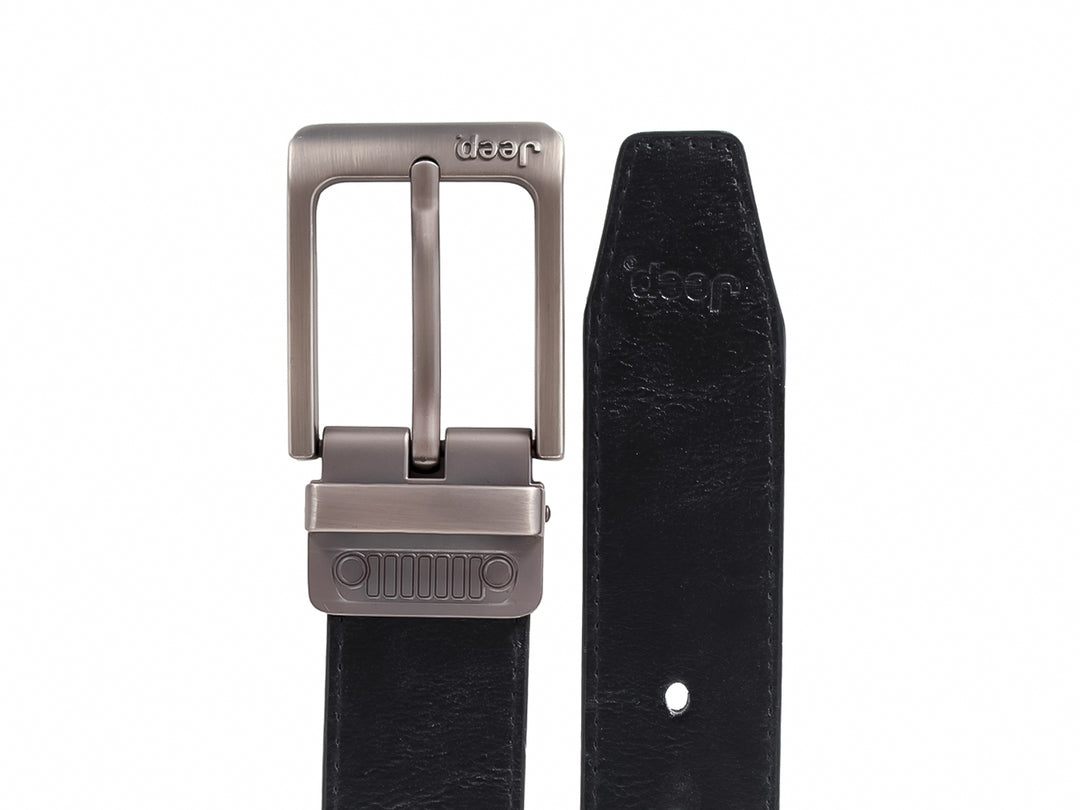 Cinturón negro de marca Jeep con hebilla metálica rectangular sobre fondo blanco.