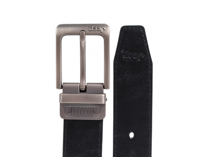 Cinturón negro de marca Jeep con hebilla metálica rectangular sobre fondo blanco.