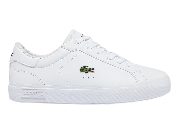 Tenis deportivos Lacoste color blanco para niño con logotipo del cocodrilo en el lateral y suela blanca.