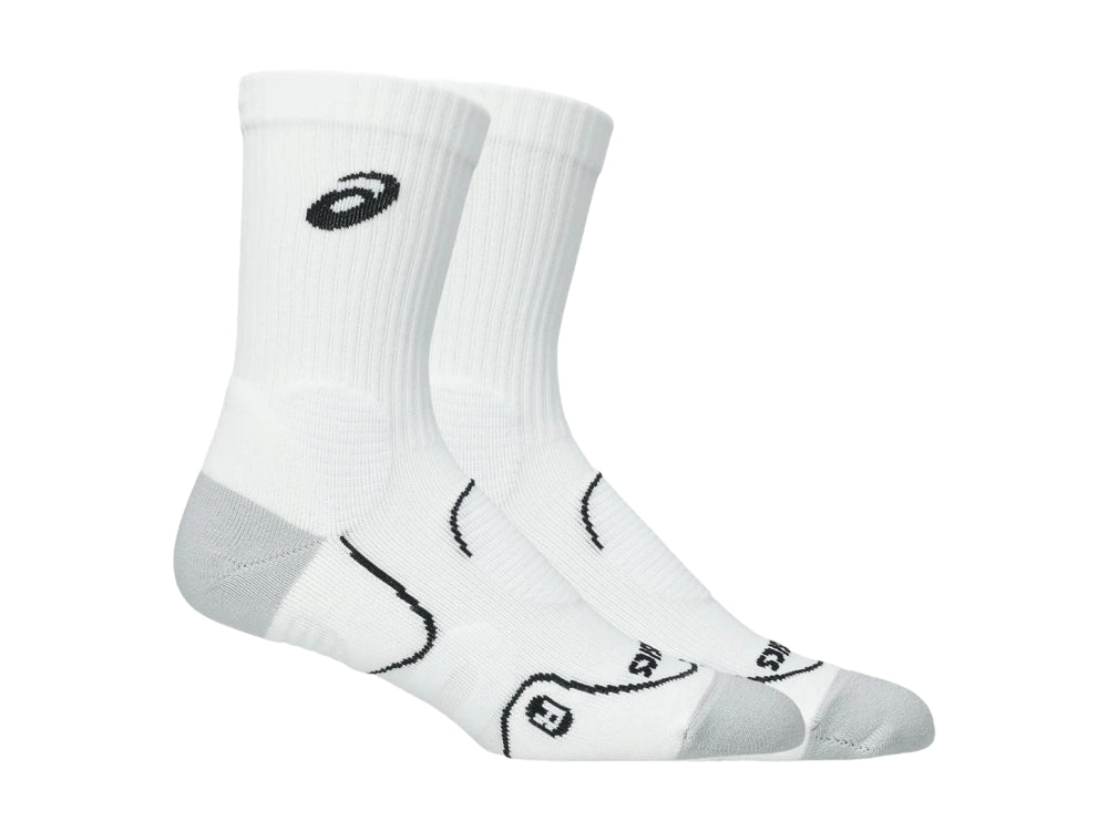 Par de calcetines deportivos ASICS color blanco con detalles en gris y negro.