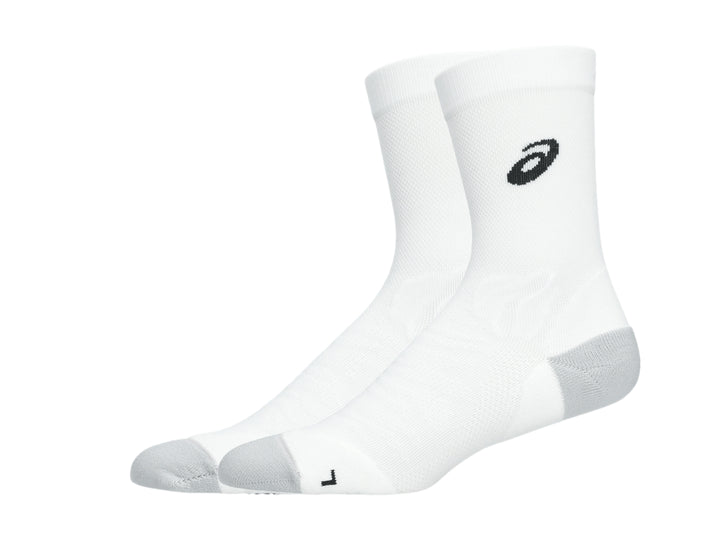 Par de calcetines deportivos ASICS blancos con refuerzos grises en talón y punta.