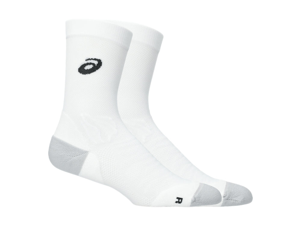 Par de calcetines deportivos ASICS blancos con refuerzos grises en talón y punta.