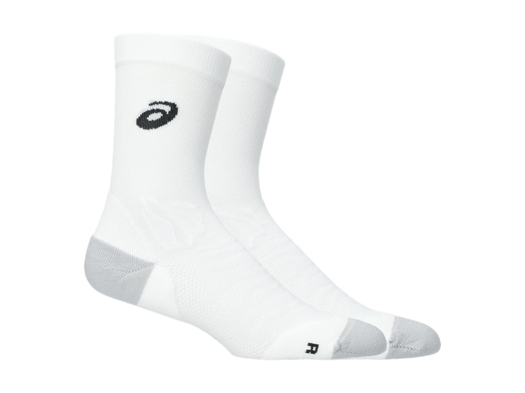 Par de calcetines deportivos ASICS blancos con refuerzos grises en talón y punta.
