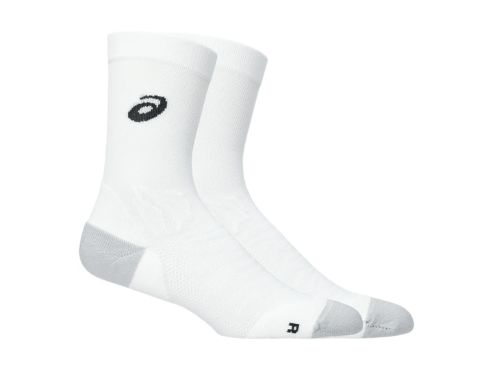 Par de calcetines deportivos ASICS blancos con refuerzos grises en talón y punta.