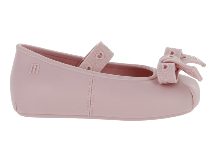 Zapato plano color rosa para niña con detalle de moño y corazones en la parte superior.