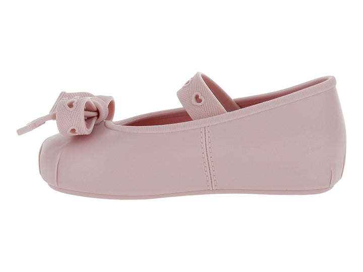 Zapato plano color rosa para niña con detalle de moño y corazones en la parte superior.
