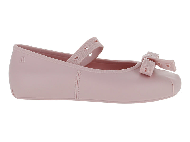 Zapato plano color rosa para niña con correa y moño decorado con detalles de corazones.