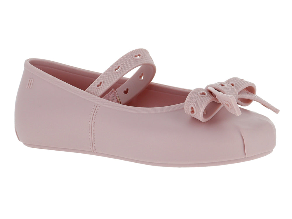 Zapato plano color rosa para niña con correa y moño decorado con detalles de corazones.