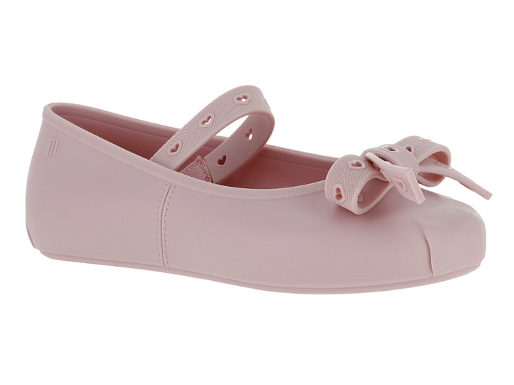 Zapato plano color rosa para niña con correa y moño decorado con detalles de corazones.
