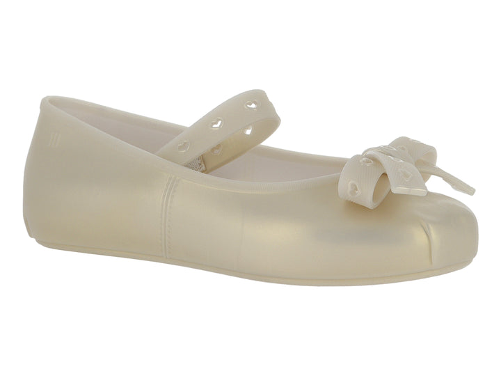 Zapato plano color beige para niña con moño frontal y correa con detalles de corazones.