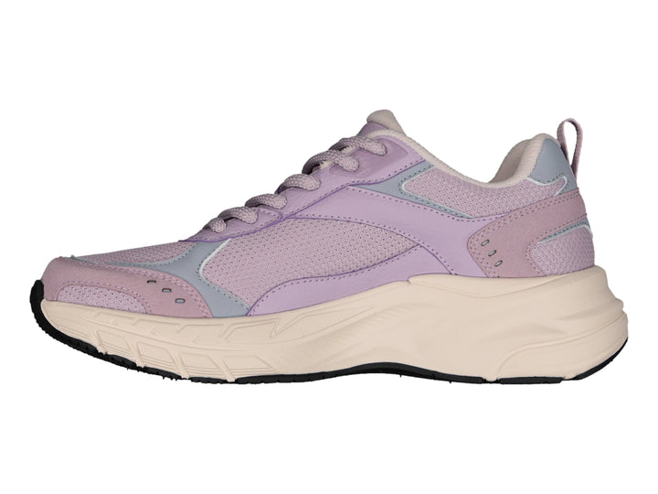 Tenis deportivos Charly color lila con suela gruesa color beige.