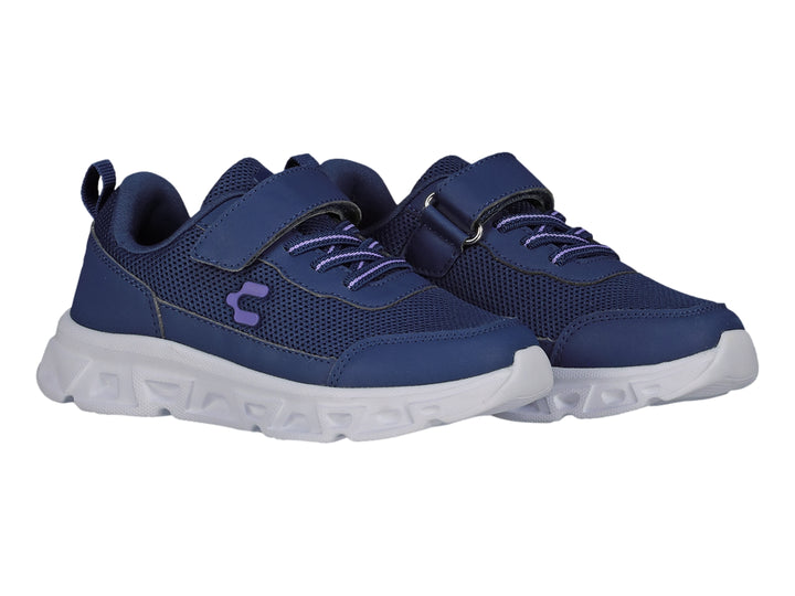 Tenis deportivos Charly para niño en color azul con suela blanca y cierre de correa con velcro.