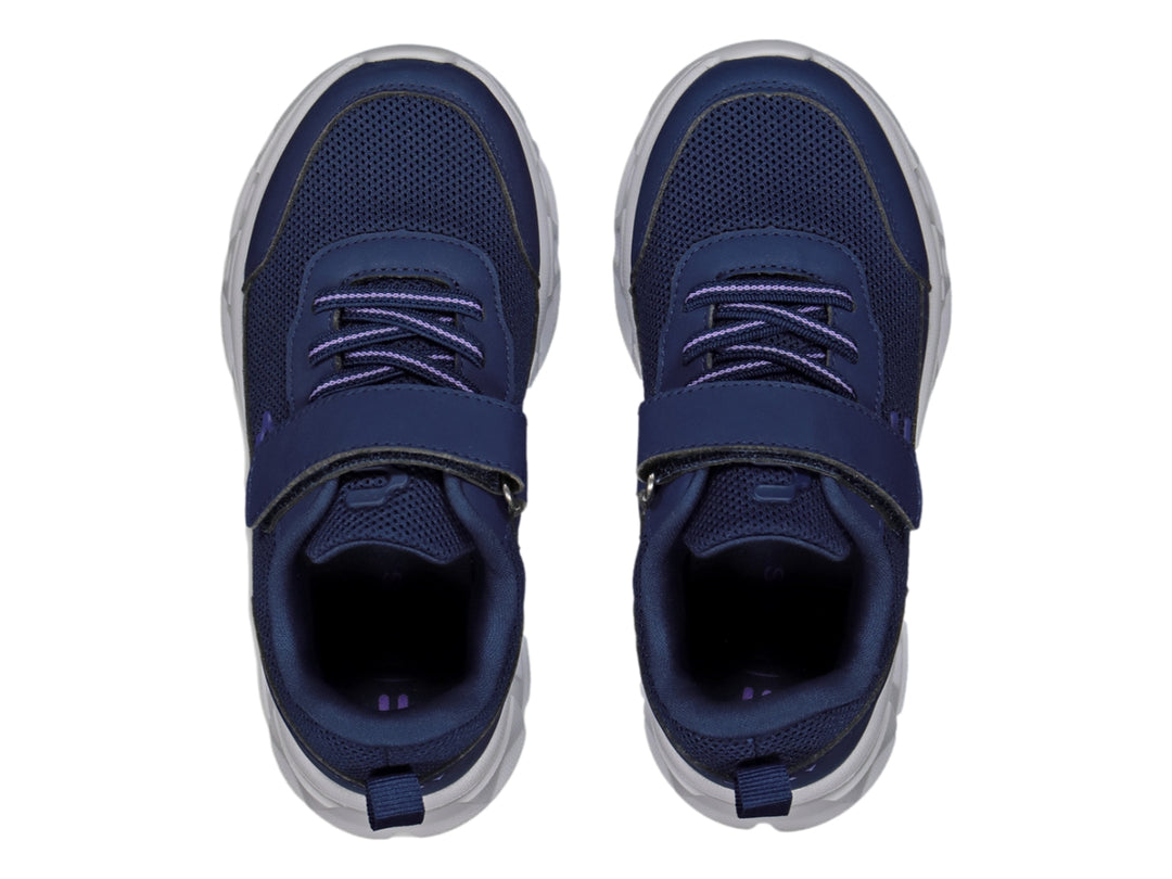 Tenis deportivos Charly para niño en color azul con suela blanca y cierre de correa con velcro.
