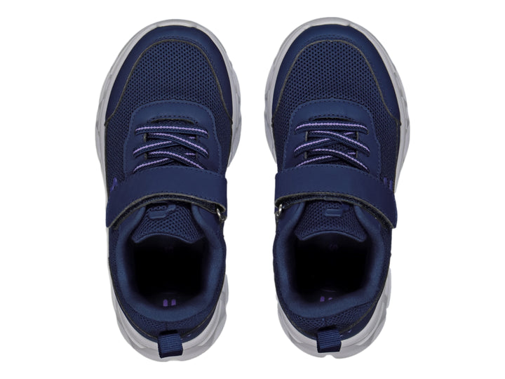 Tenis deportivos Charly para niño en color azul con suela blanca y cierre de correa con velcro.