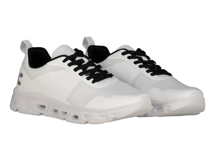 Tenis deportivos Charly color blanco con agujetas negras y suela blanca.