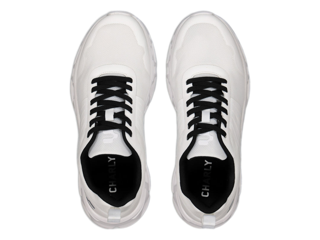 Tenis deportivos Charly color blanco con agujetas negras y suela blanca.
