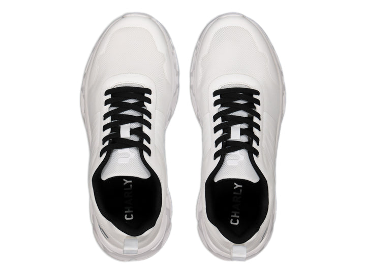 Tenis deportivos Charly color blanco con agujetas negras y suela blanca.