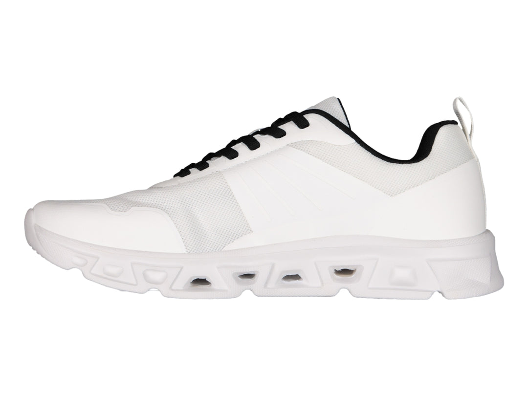 Tenis deportivos Charly color blanco con agujetas negras y suela blanca.