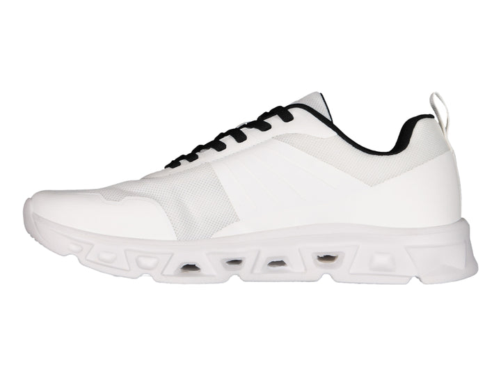 Tenis deportivos Charly color blanco con agujetas negras y suela blanca.