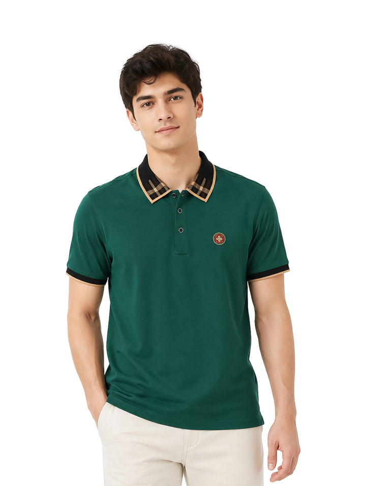Playera polo color verde para hombre con detalles negros y beige en el cuello y los bordes de las mangas.