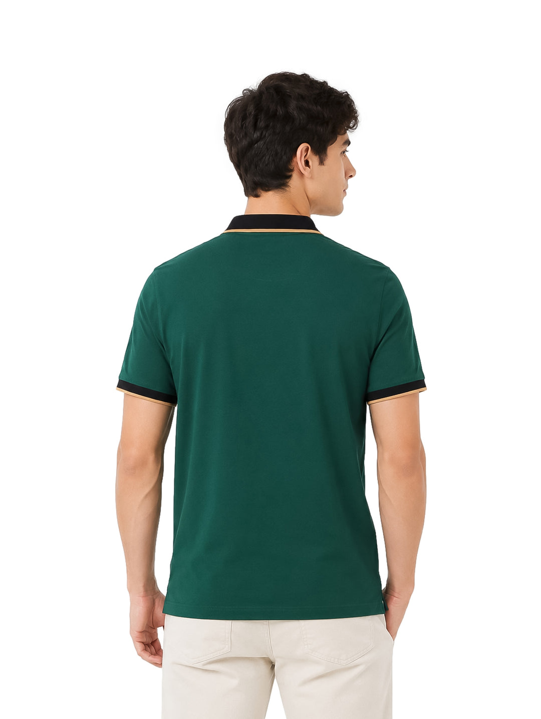 Playera polo color verde para hombre con detalles negros y beige en el cuello y los bordes de las mangas.