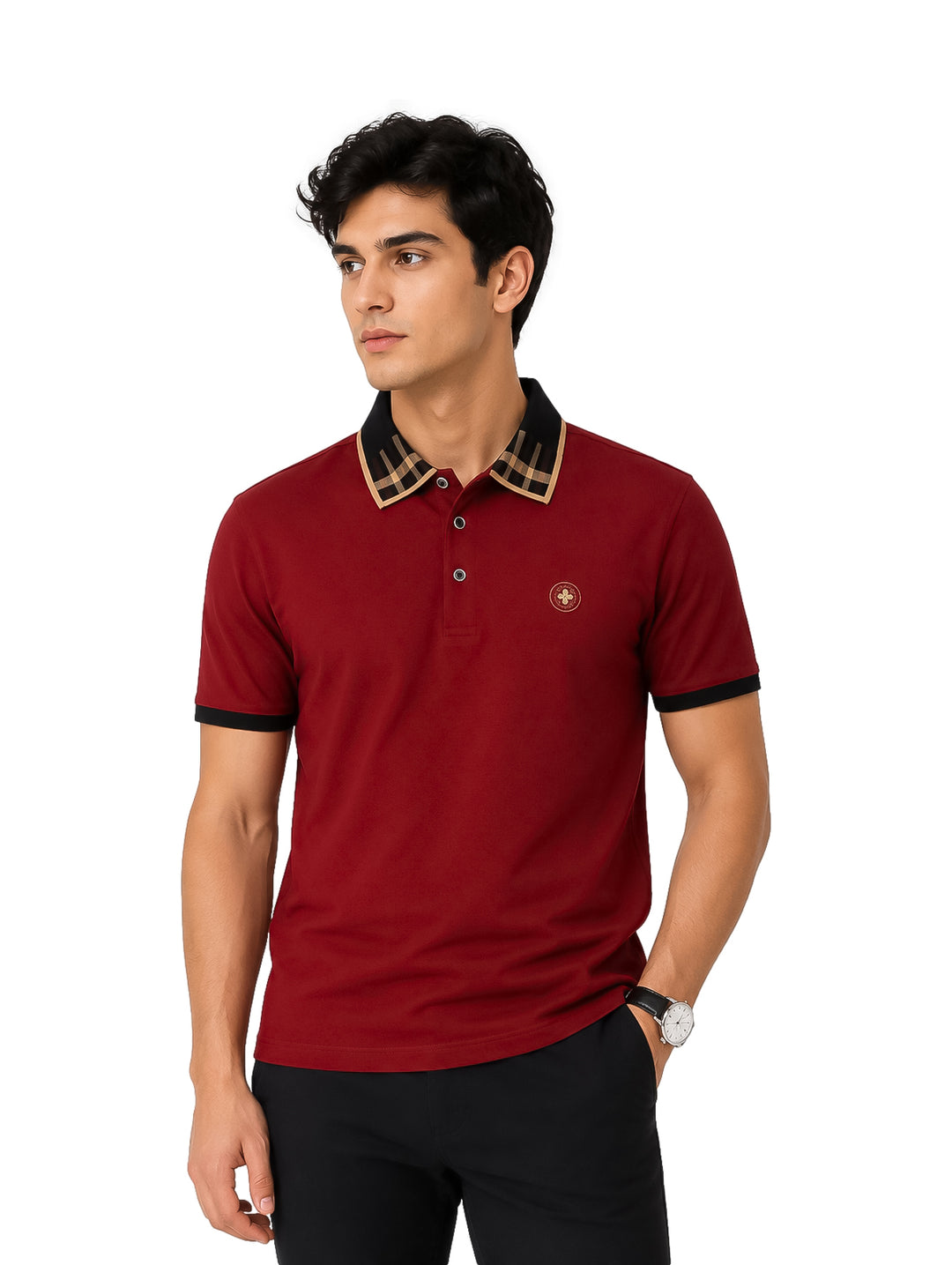 Hombre vistiendo playera polo color burgundy con detalles negros y dorados en el cuello.
