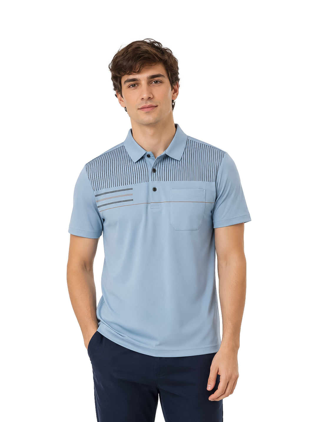 Hombre vistiendo playera polo Varesi color azul con detalles de rayas en el pecho y bolsillo.