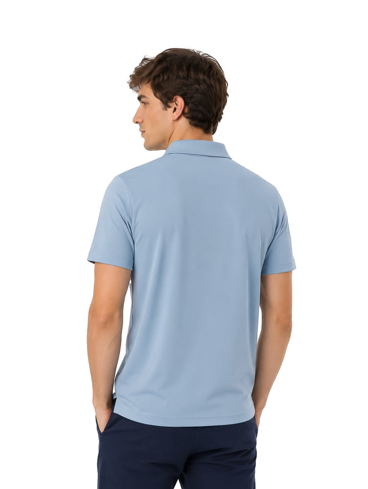 Hombre vistiendo playera polo Varesi color azul con detalles de rayas en el pecho y bolsillo.