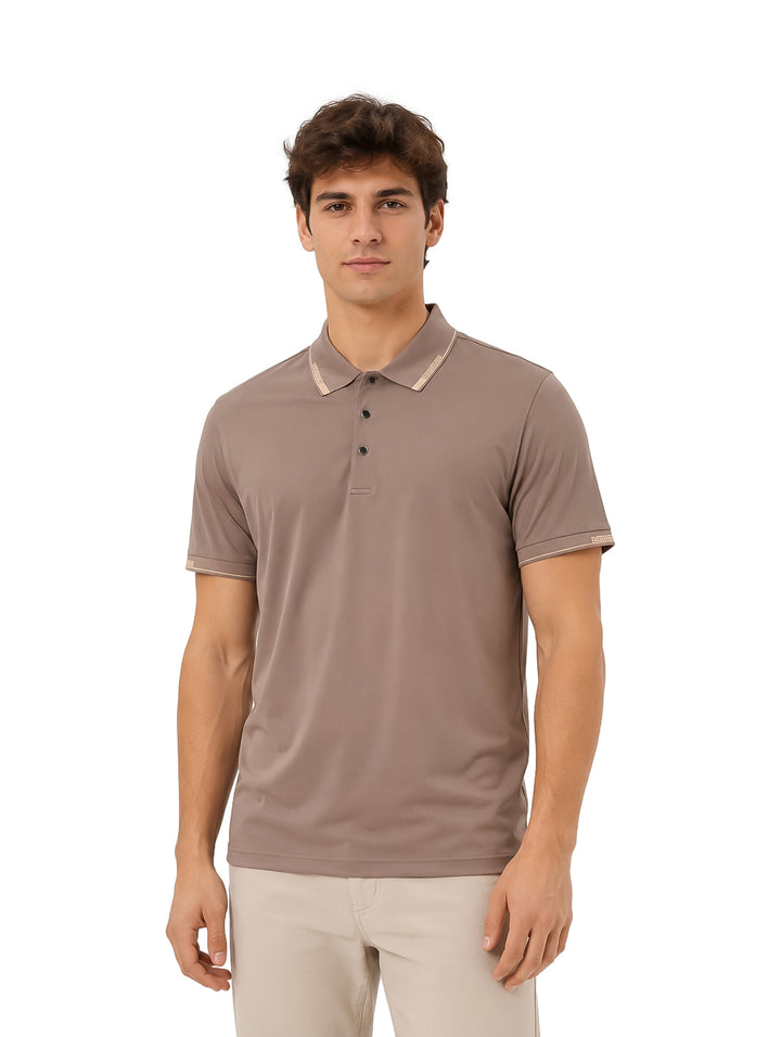 Hombre vistiendo playera polo Varesi color gris de manga corta y cuello.