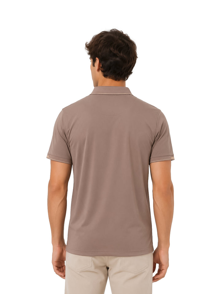 Hombre vistiendo playera polo Varesi color gris de manga corta y cuello.