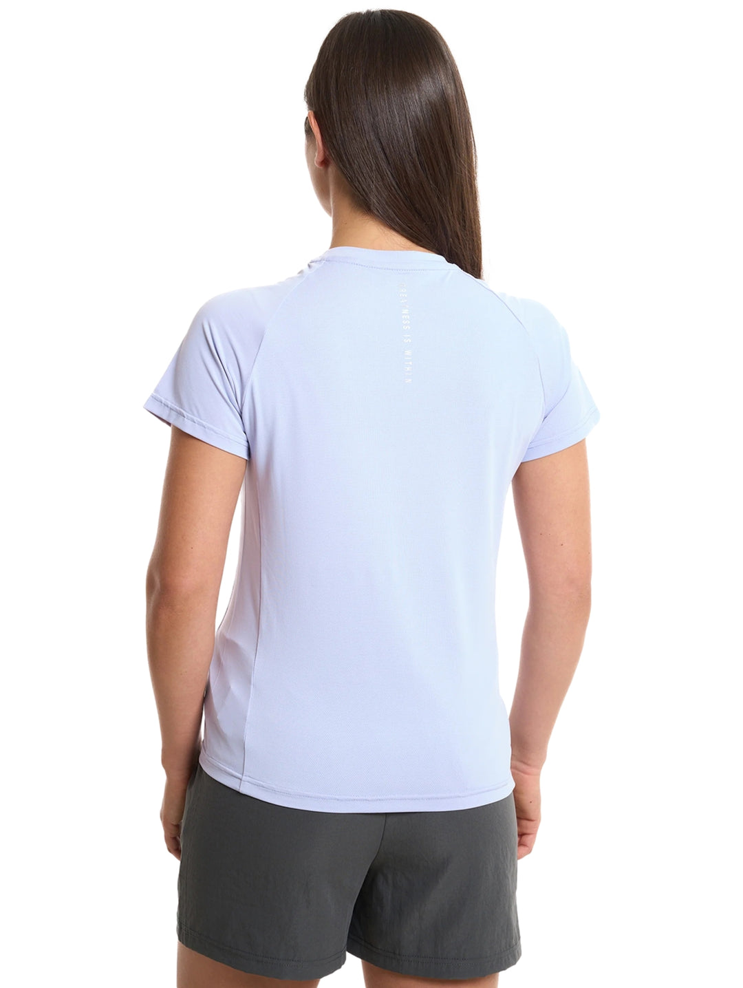 Mujer vistiendo playera deportiva color lila de manga corta y cuello redondo marca Everlast.