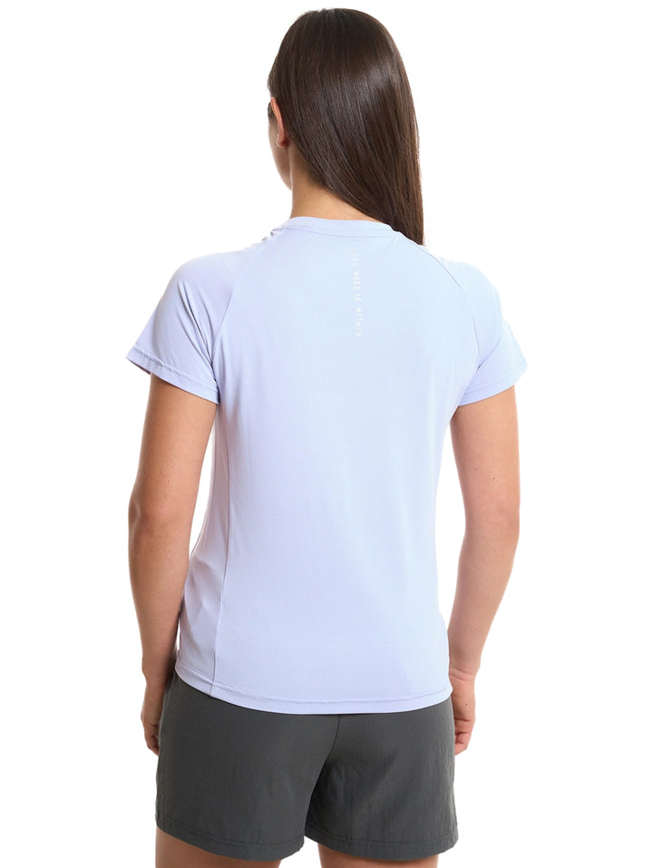 Mujer vistiendo playera deportiva color lila de manga corta y cuello redondo marca Everlast.