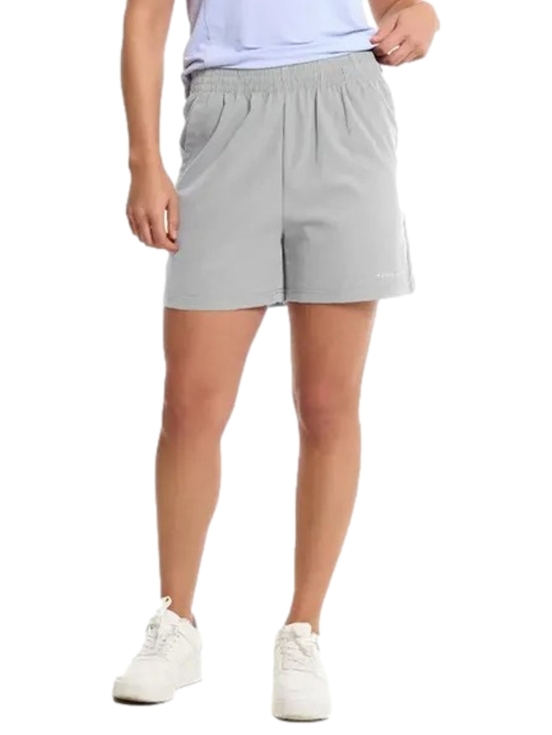 Mujer vistiendo shorts deportivos de color gris claro marca Everlast.