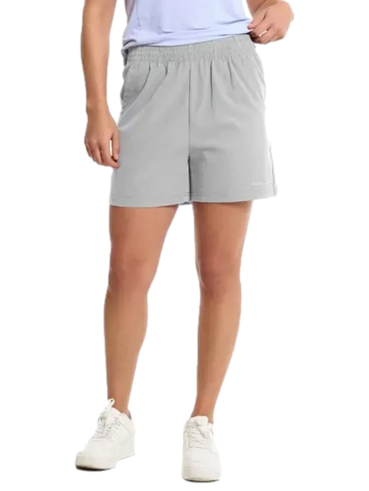 Mujer vistiendo shorts deportivos de color gris claro marca Everlast.