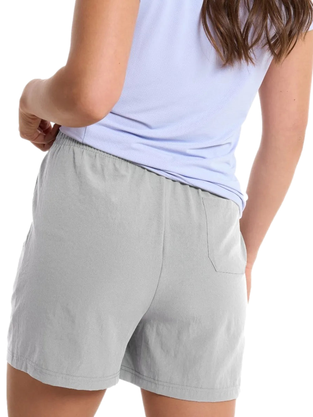 Mujer vistiendo shorts deportivos de color gris claro marca Everlast.