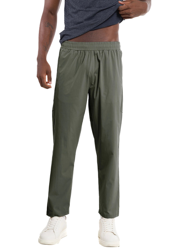 Hombre vistiendo pantalón deportivo Everlast en color verde oliva con cintura elástica y corte recto.