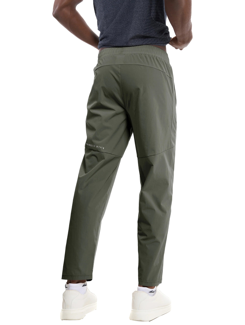 Hombre vistiendo pantalón deportivo Everlast en color verde oliva con cintura elástica y corte recto.