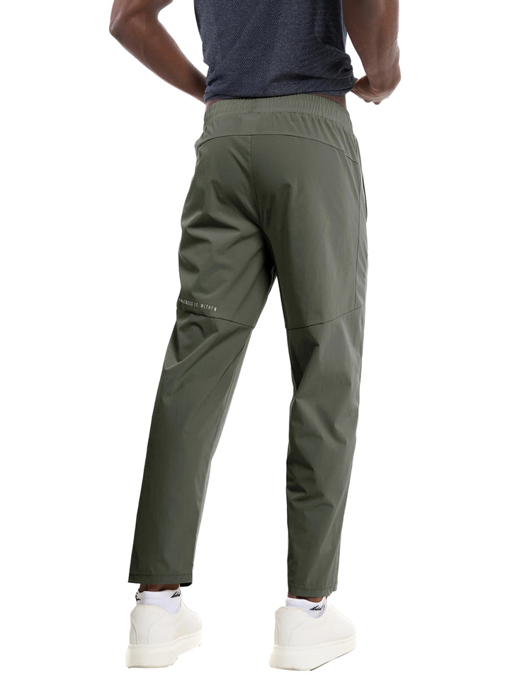 Hombre vistiendo pantalón deportivo Everlast en color verde oliva con cintura elástica y corte recto.