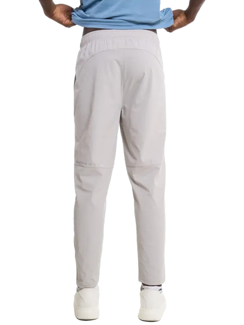 Pantalón deportivo color gris de la marca Everlast para entrenamiento.