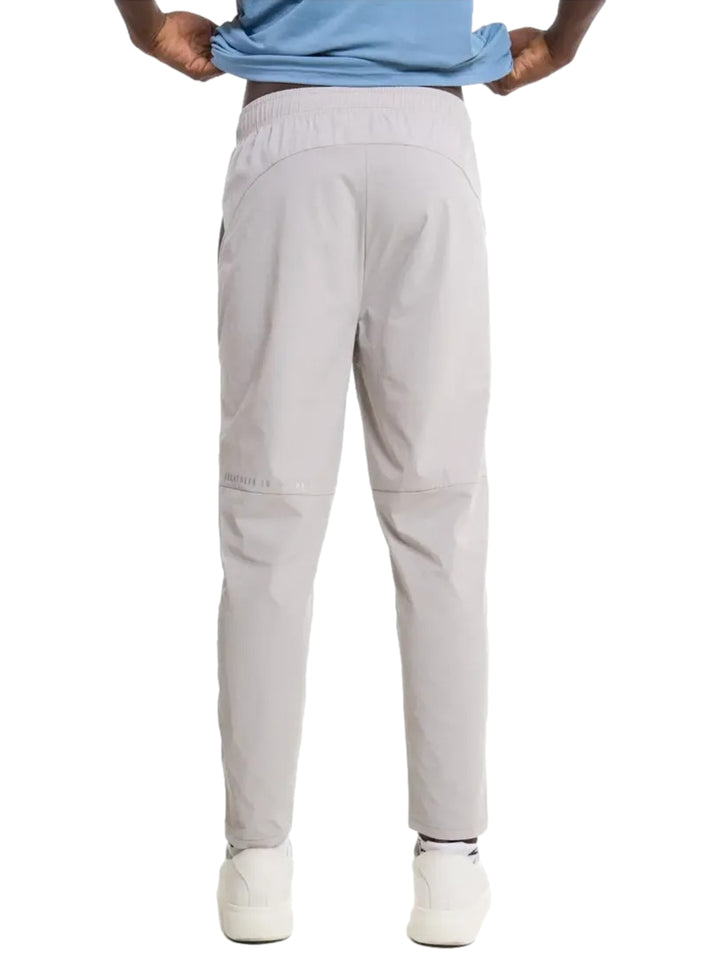 Pantalón deportivo color gris de la marca Everlast para entrenamiento.