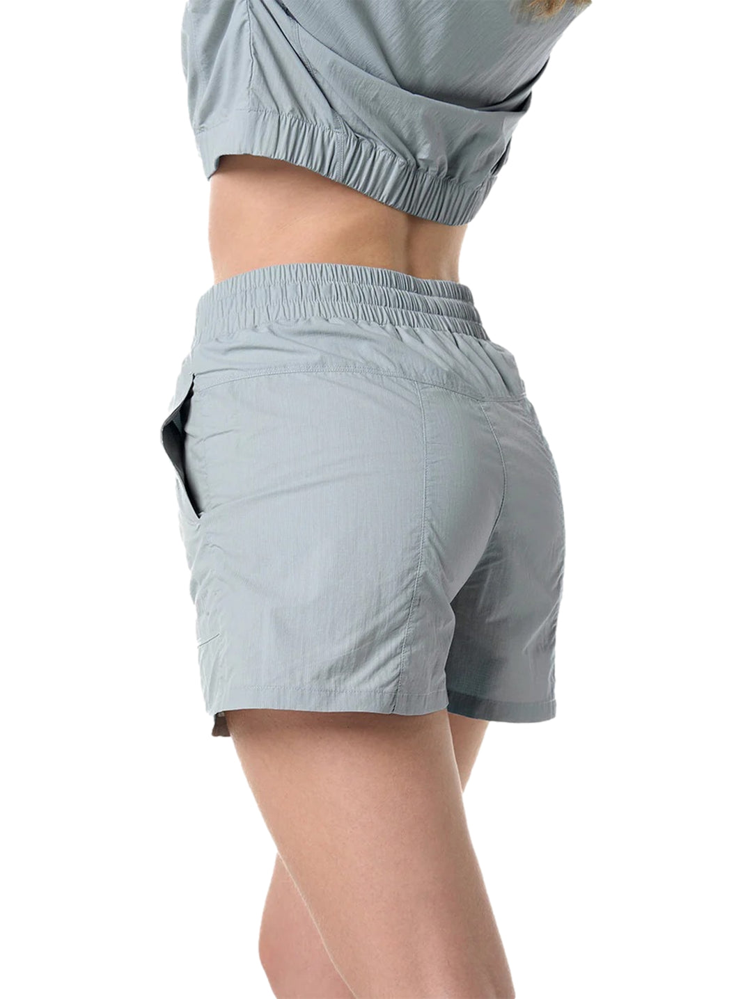 Shorts deportivos color azul claro con cintura elástica y cordón ajustable.