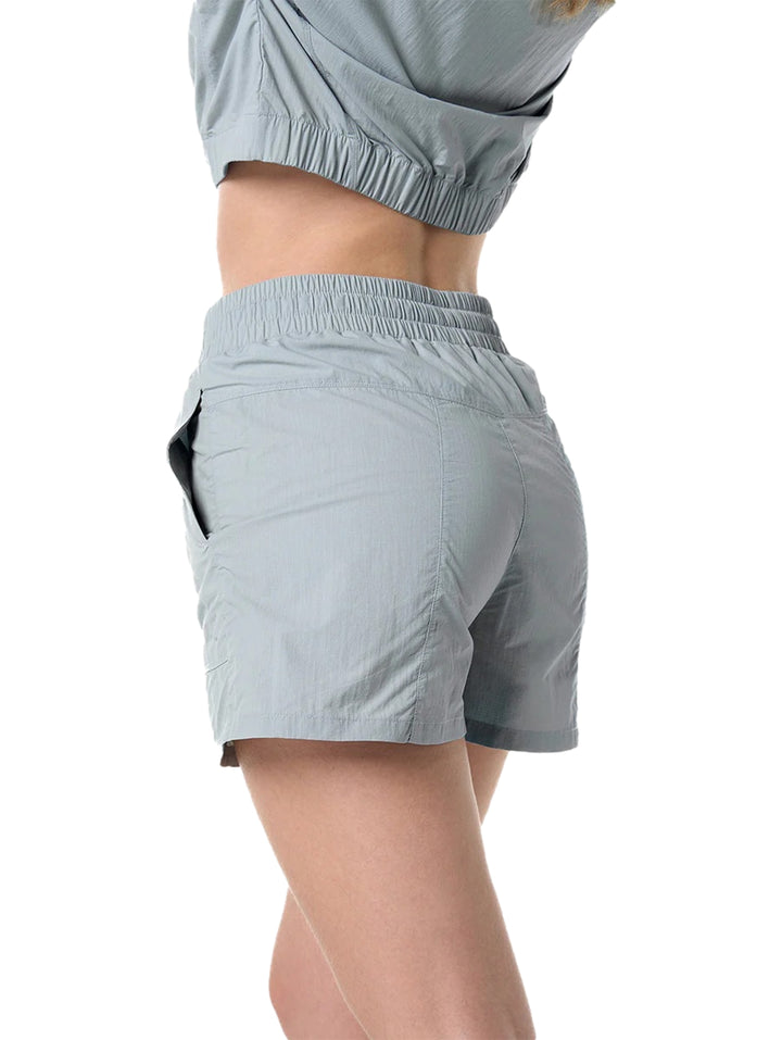 Shorts deportivos color azul claro con cintura elástica y cordón ajustable.