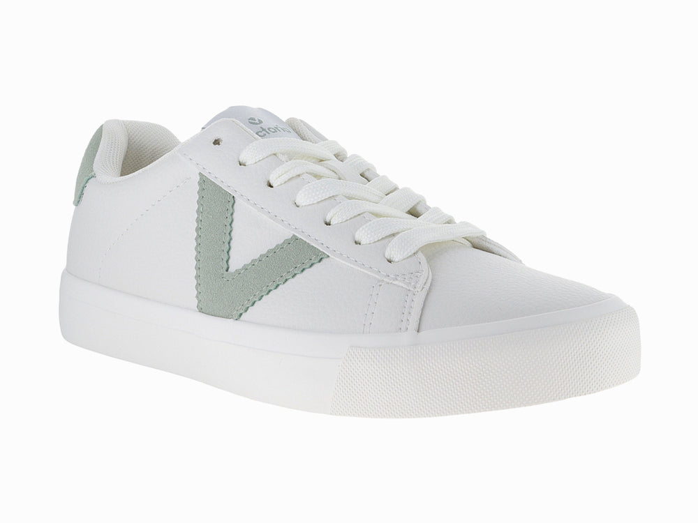 Tenis blancos de tela con detalles en color verde claro y suela blanca.